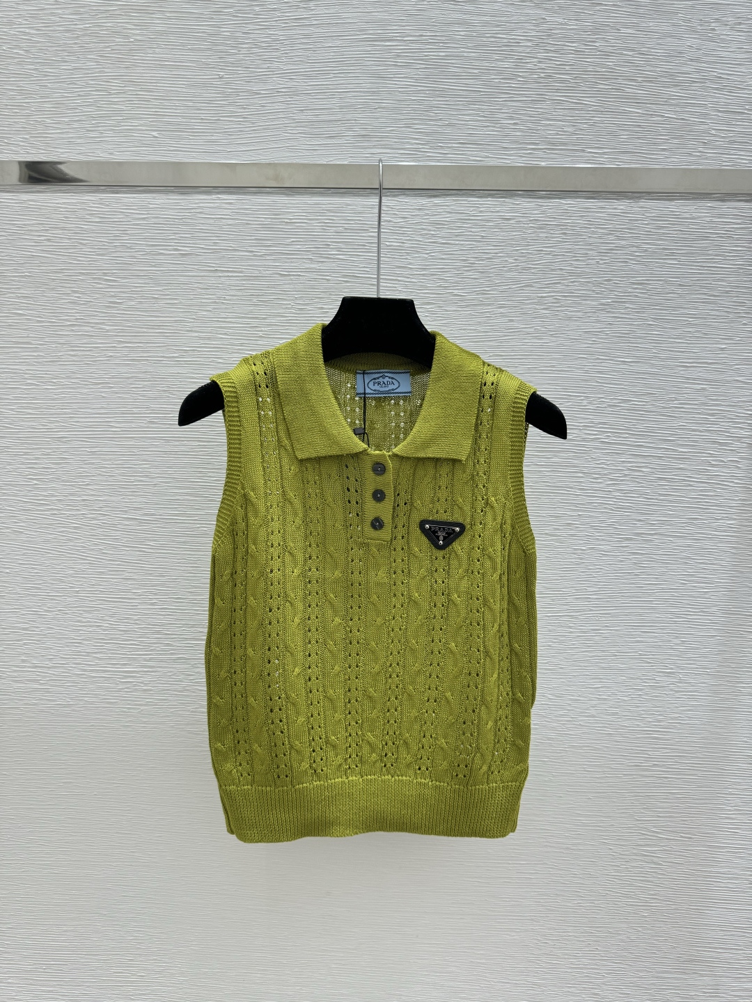 🆕P家🆕 春夏新款 纯色翻领镂空针织背心颜色：白色 杏色 绿色尺码：36.38.40