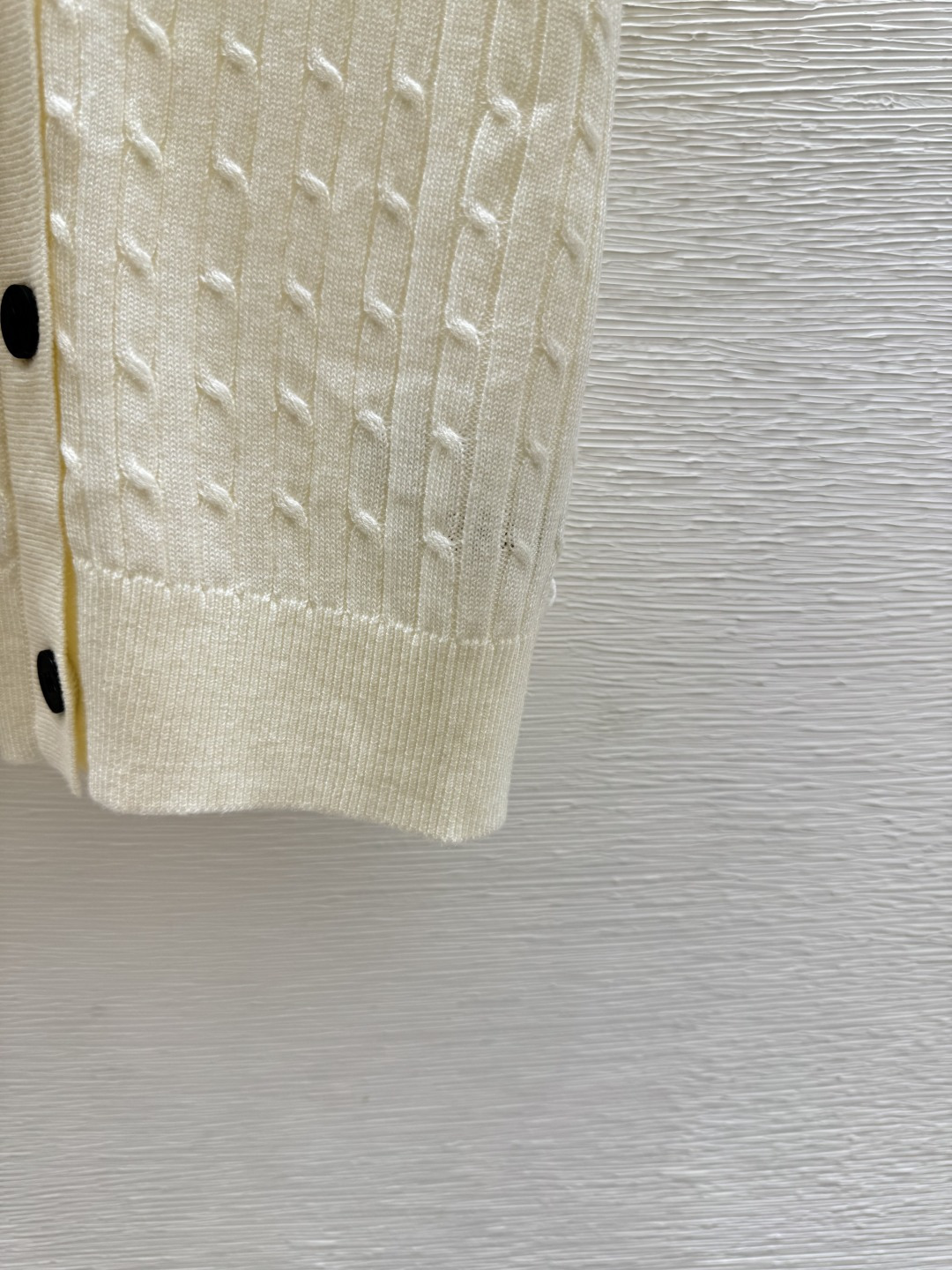 🆕PO家🆕 春夏新款 纯色V领针织短袖开衫颜色：白色 卡其尺码：36.38.40