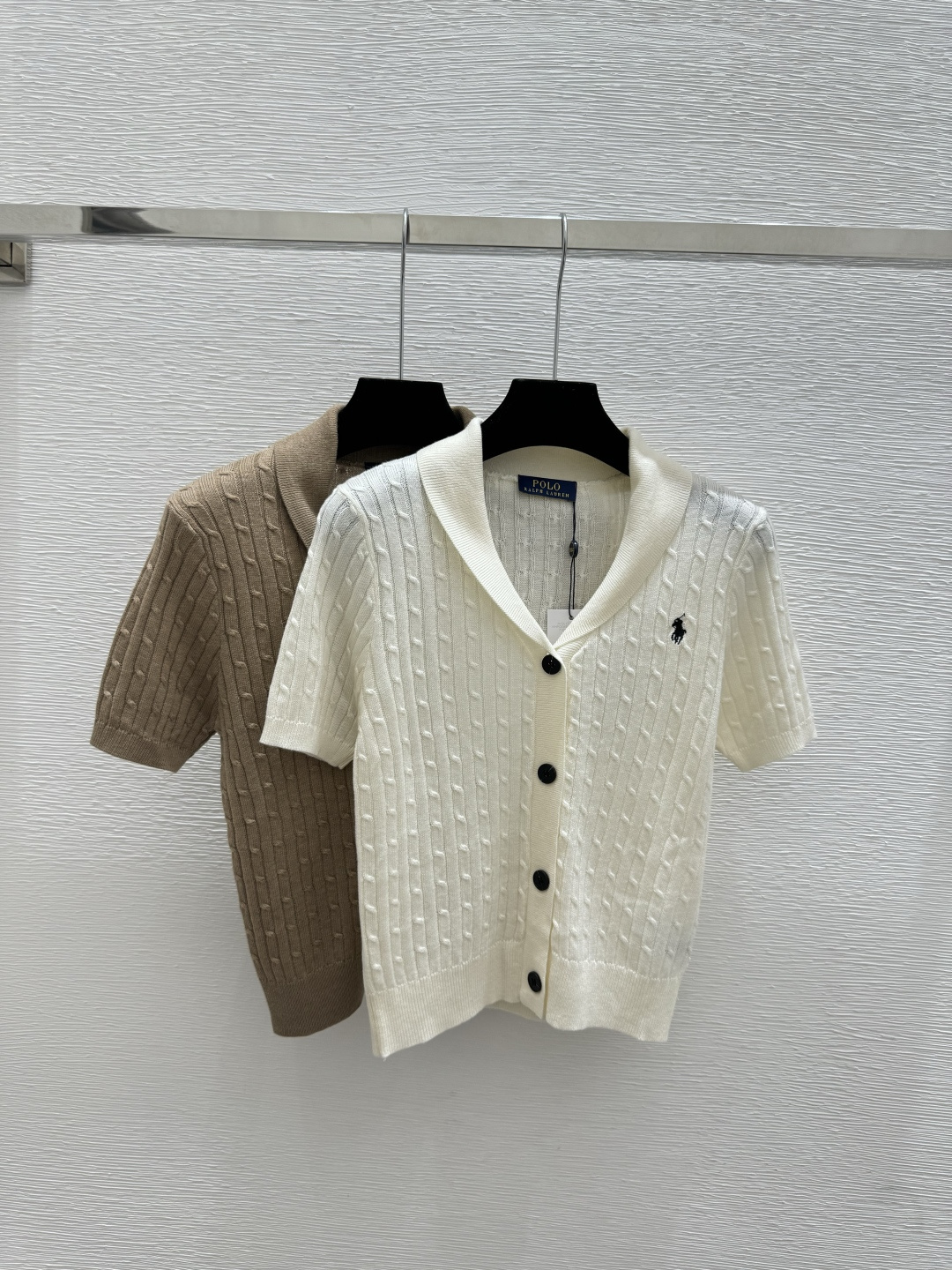 🆕PO家🆕 春夏新款 纯色V领针织短袖开衫颜色：白色 卡其尺码：36.38.40