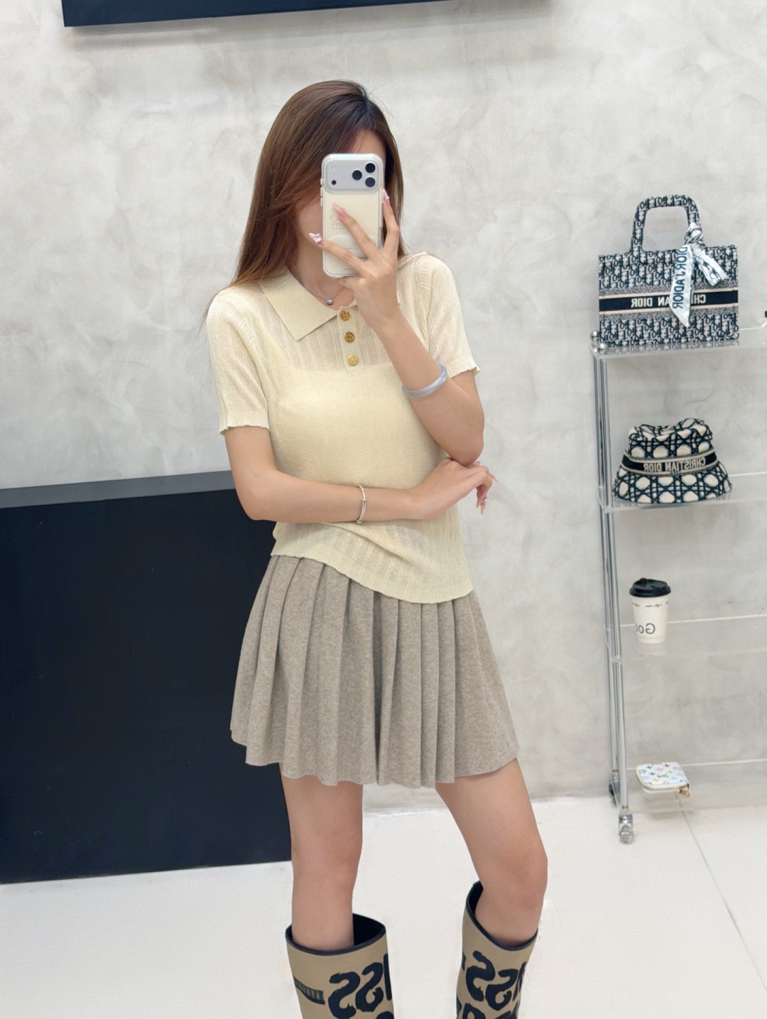 🆕VA家🆕 春夏新款 纯色翻领简约针织短袖颜色：杏色 灰色 黑色尺码：36.38.40