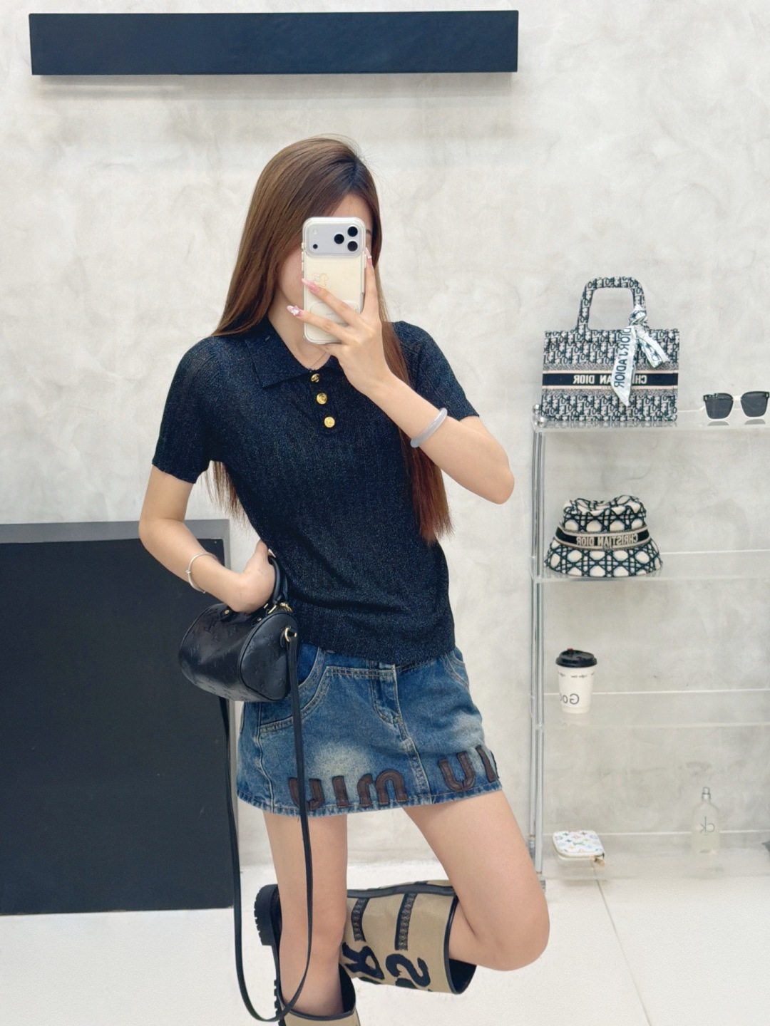 🆕VA家🆕 春夏新款 纯色翻领简约针织短袖颜色：杏色 灰色 黑色尺码：36.38.40