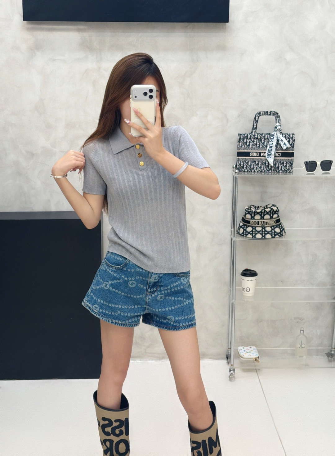 🆕VA家🆕 春夏新款 纯色翻领简约针织短袖颜色：杏色 灰色 黑色尺码：36.38.40