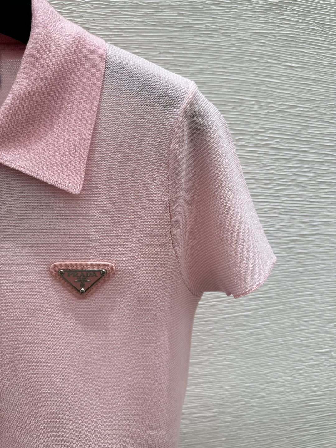 🆕P家🆕 春夏新款 撞色条纹翻领针织短袖颜色：粉色 黑色尺码：36.38.40