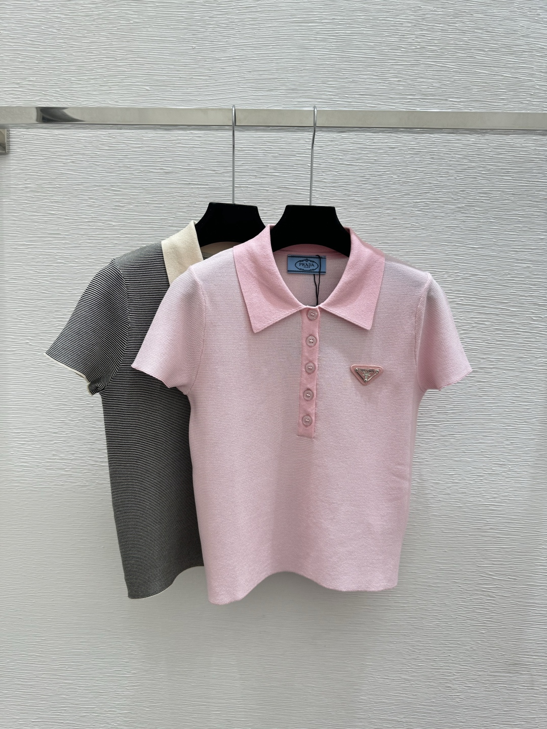 🆕P家🆕 春夏新款 撞色条纹翻领针织短袖颜色：粉色 黑色尺码：36.38.40