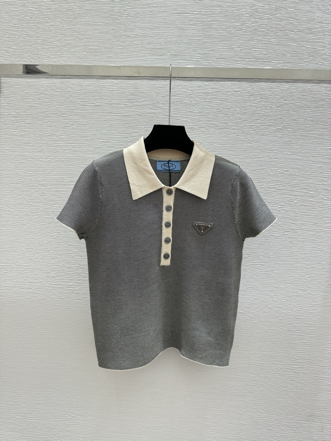 🆕P家🆕 春夏新款 撞色条纹翻领针织短袖颜色：粉色 黑色尺码：36.38.40