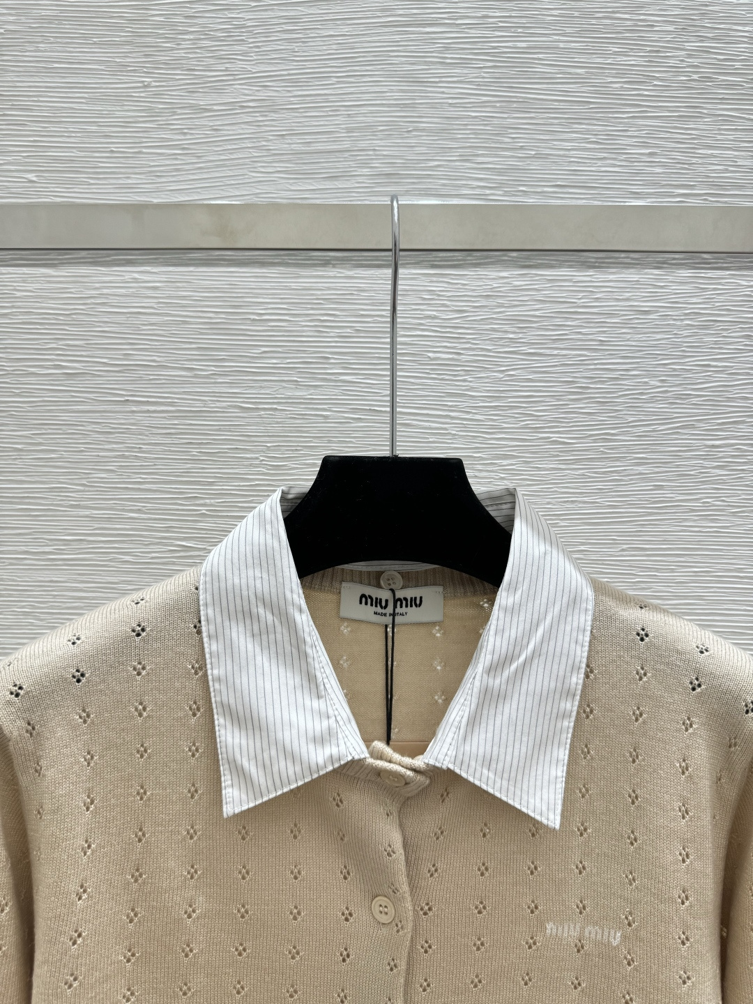 🆕M家🆕 春夏新款 撞色翻领镂空针织长袖开衫颜色：卡其尺码：36.38.40