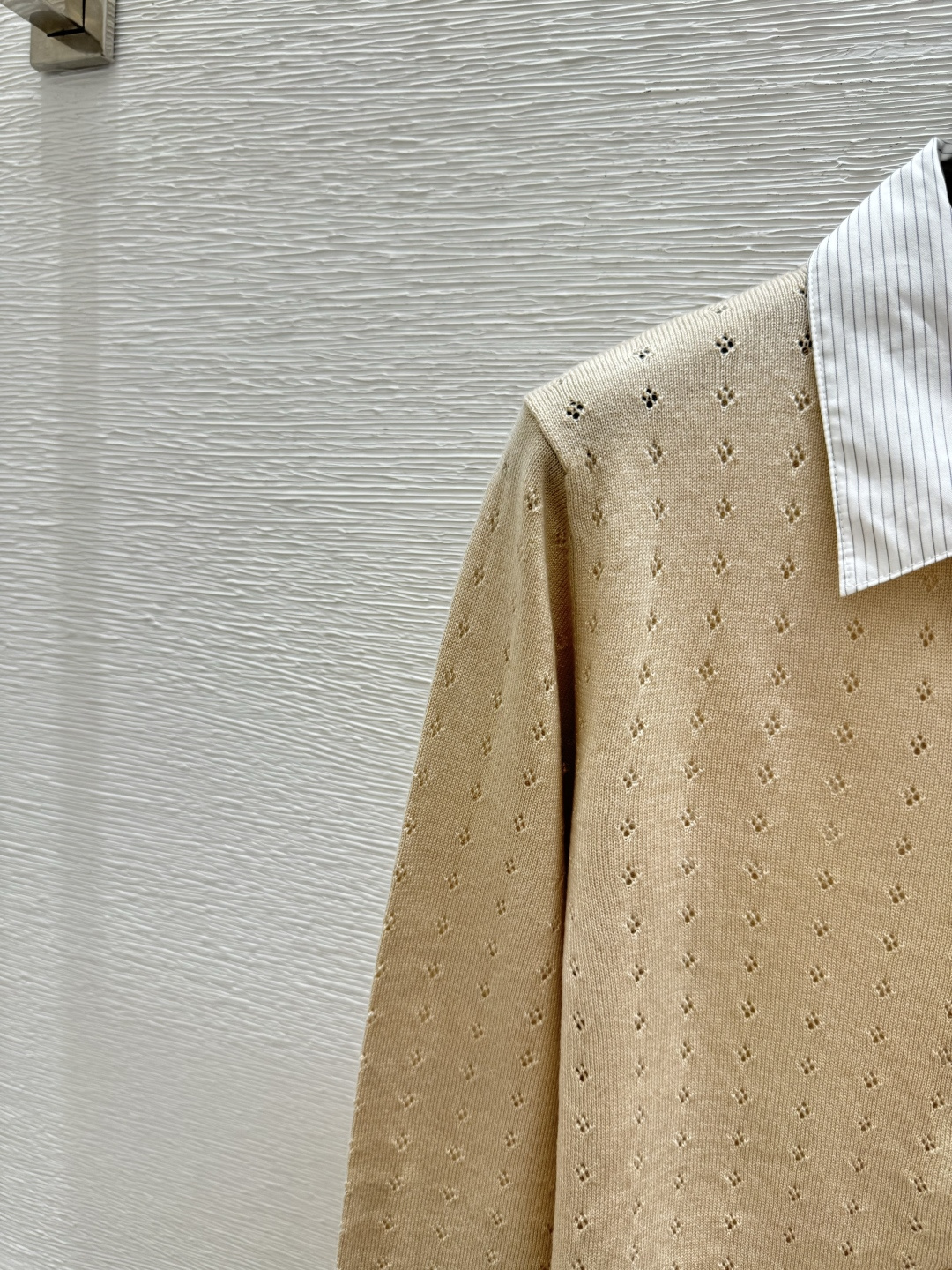 🆕M家🆕 春夏新款 撞色翻领镂空针织长袖开衫颜色：卡其尺码：36.38.40