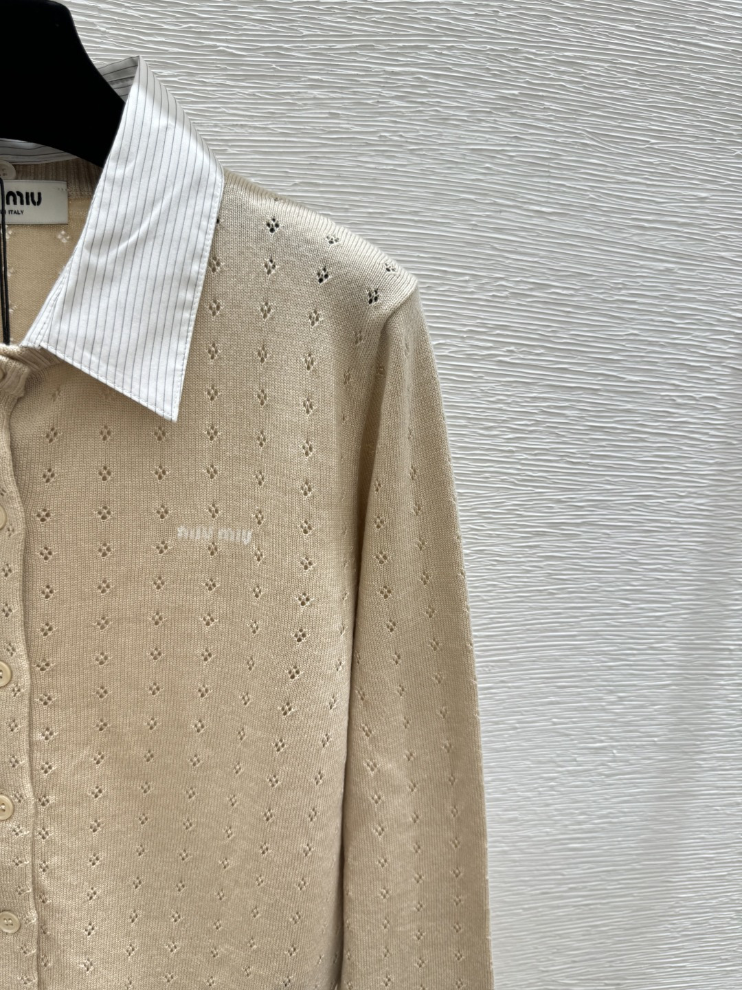 🆕M家🆕 春夏新款 撞色翻领镂空针织长袖开衫颜色：卡其尺码：36.38.40