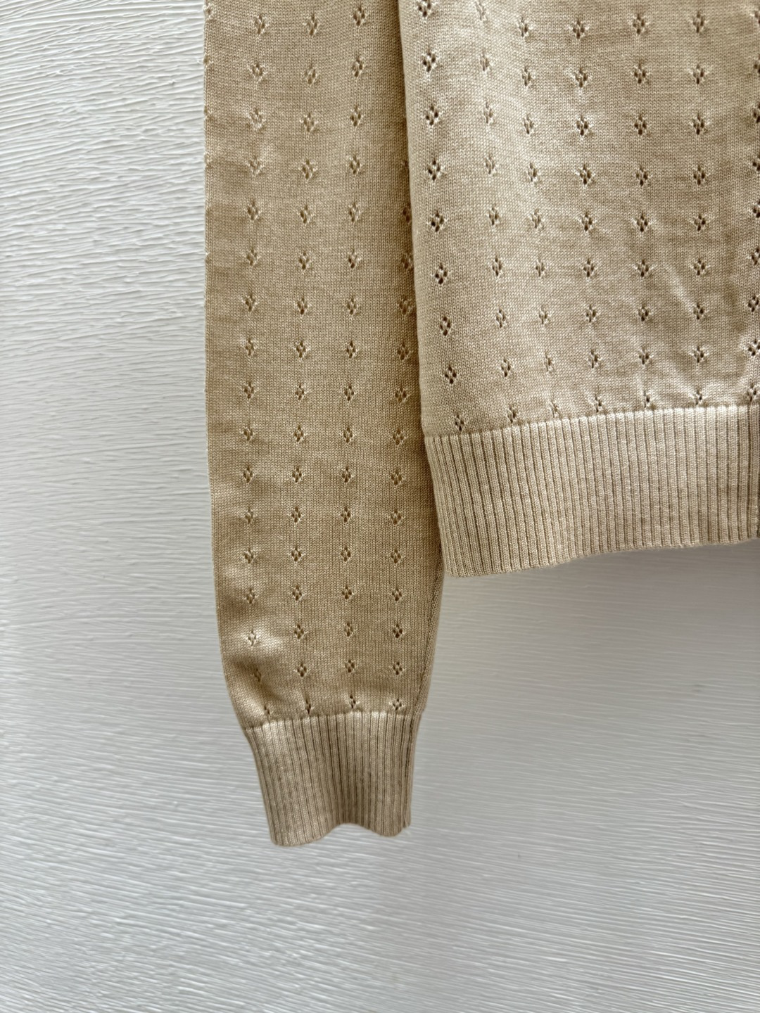 🆕M家🆕 春夏新款 撞色翻领镂空针织长袖开衫颜色：卡其尺码：36.38.40