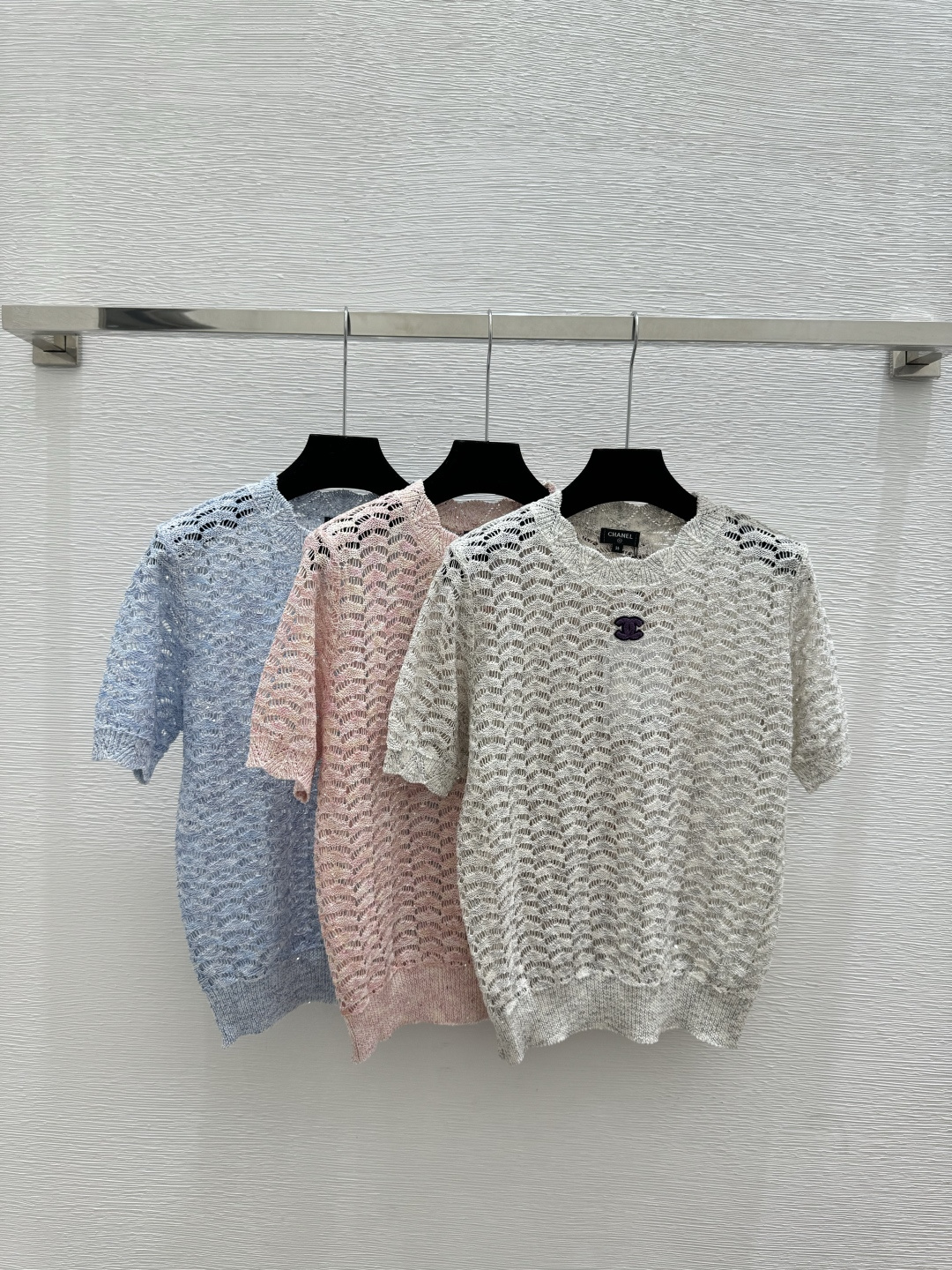 🆕CH家🆕 春夏新款 纯色镂空珠片圆领针织短袖颜色：灰色 粉色 蓝色尺码：36.38.40