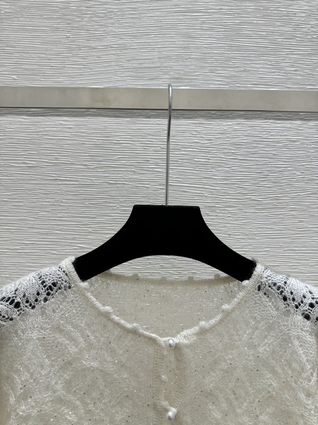 🆕ER家🆕 春夏新款 纯色珠片镂空圆领针织长袖开衫颜色：白色尺码：36.38.40