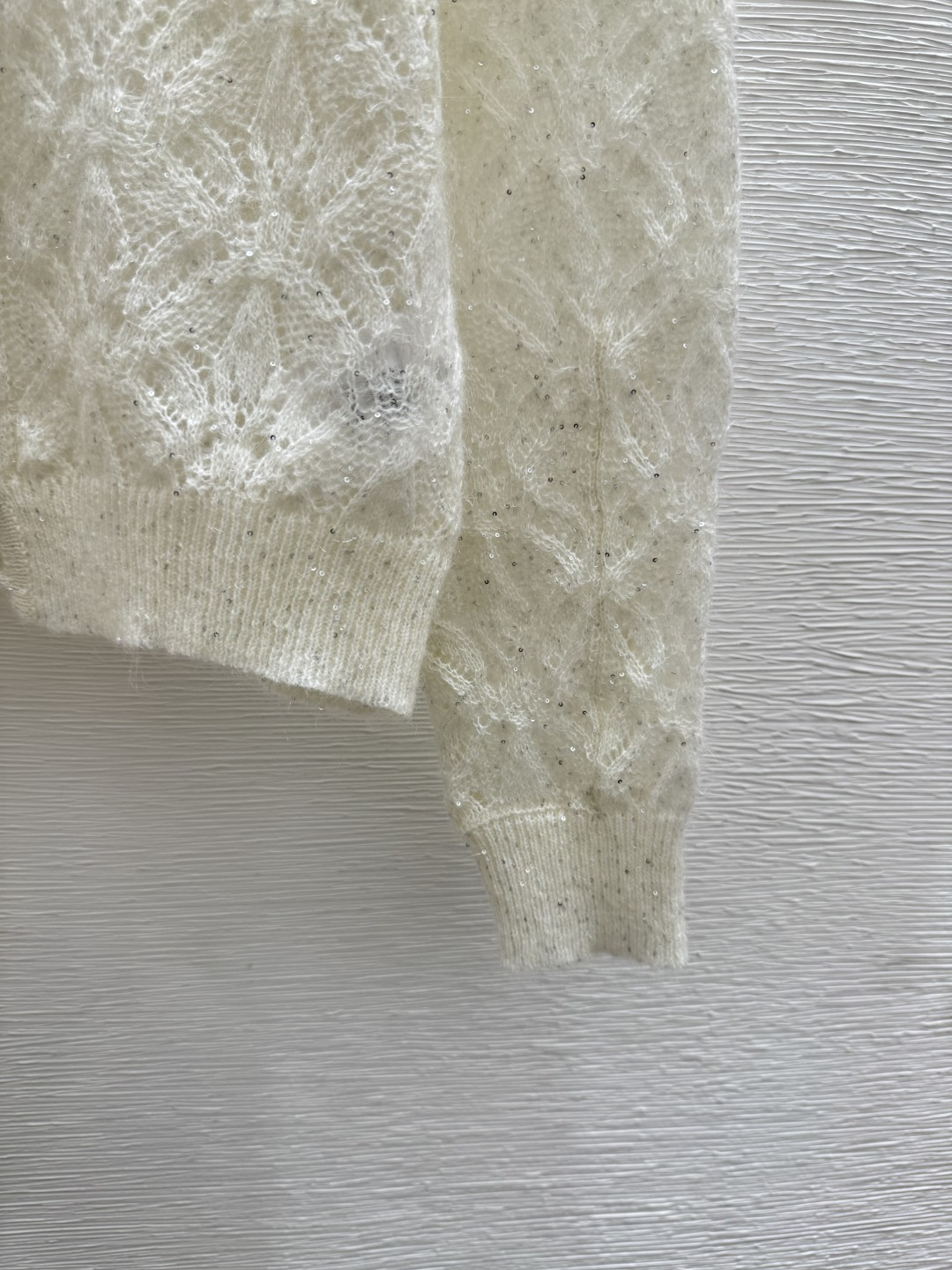 🆕ER家🆕 春夏新款 纯色珠片镂空圆领针织长袖开衫颜色：白色尺码：36.38.40