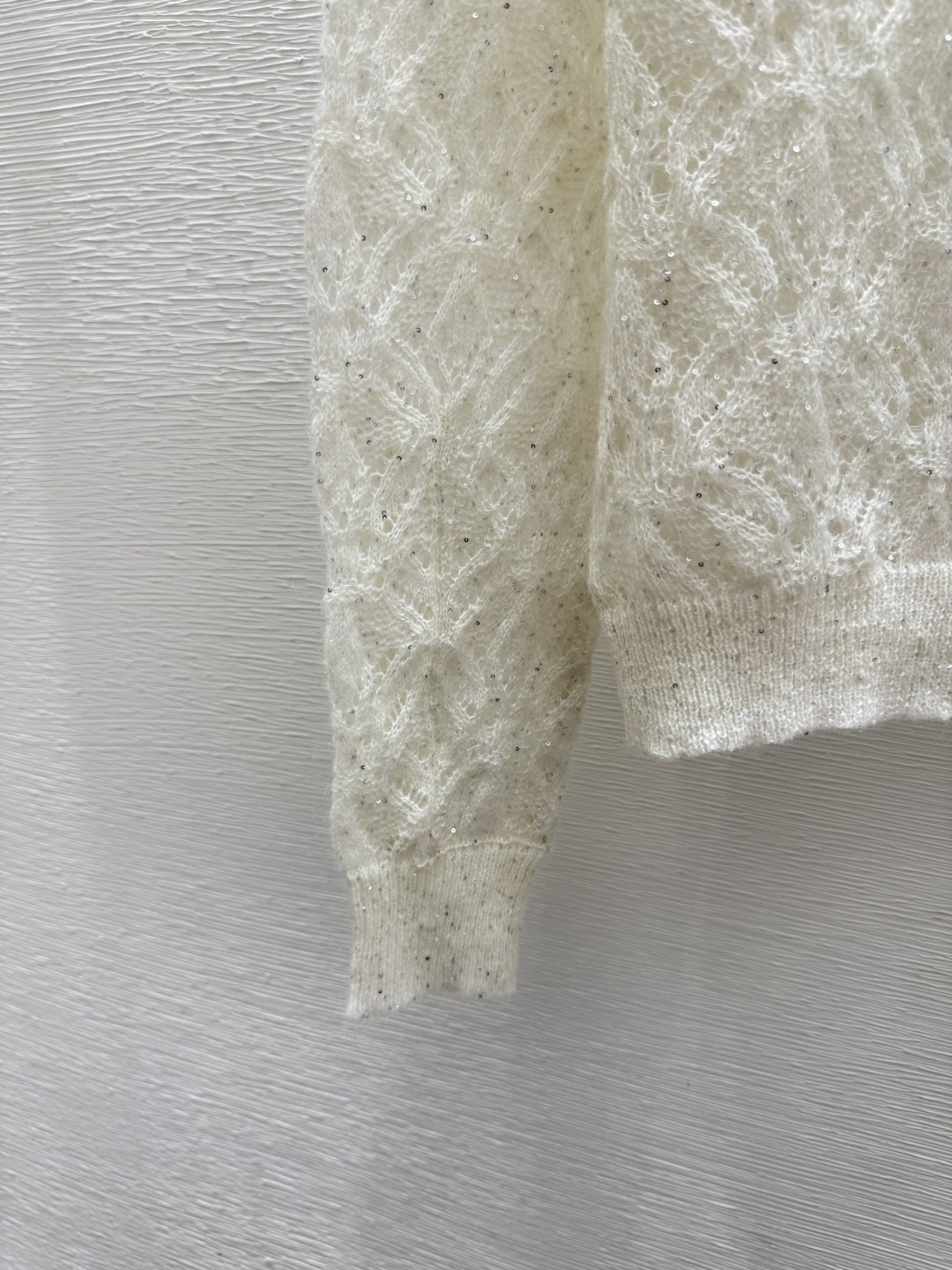 🆕ER家🆕 春夏新款 纯色珠片镂空圆领针织长袖开衫颜色：白色尺码：36.38.40