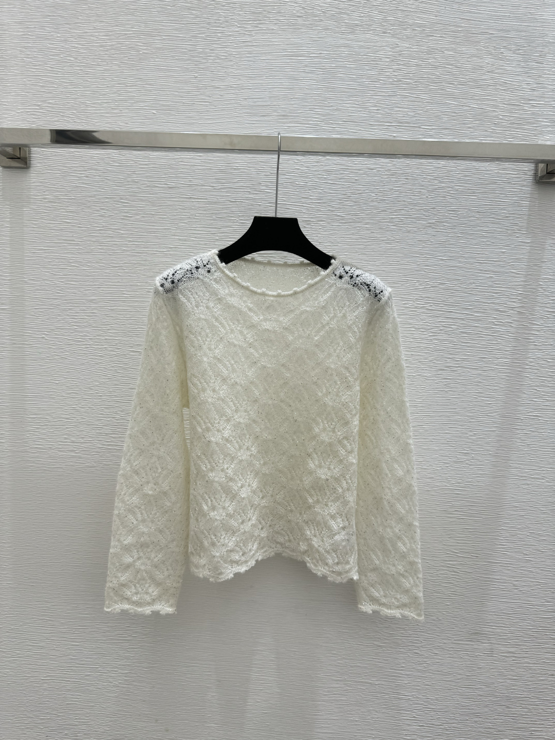 🆕ER家🆕 春夏新款 纯色简约镂空珠片圆领针织长袖颜色：白色尺码：36.38.40