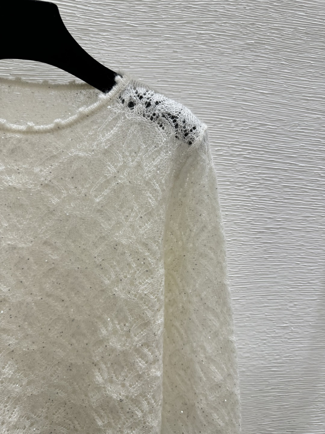 🆕ER家🆕 春夏新款 纯色简约镂空珠片圆领针织长袖颜色：白色尺码：36.38.40