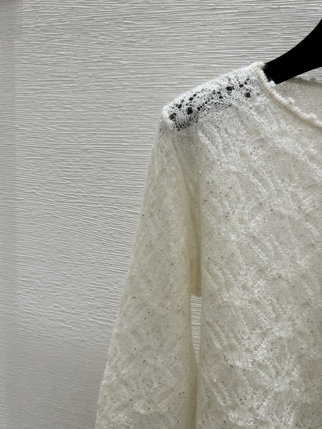 🆕ER家🆕 春夏新款 纯色简约镂空珠片圆领针织长袖颜色：白色尺码：36.38.40