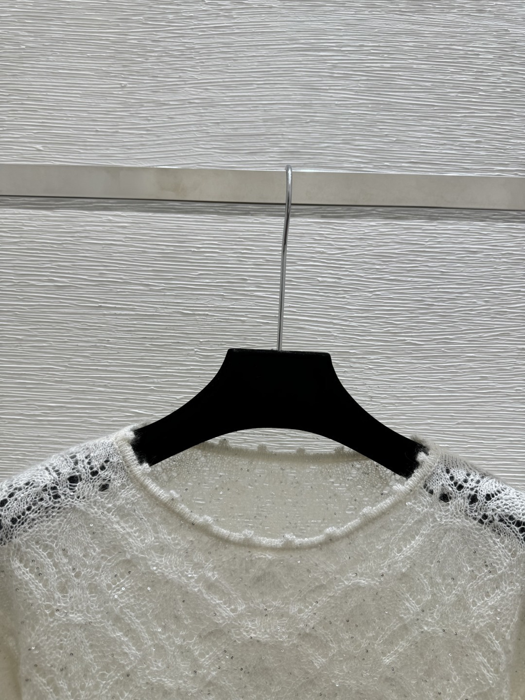 🆕ER家🆕 春夏新款 纯色简约镂空珠片圆领针织长袖颜色：白色尺码：36.38.40