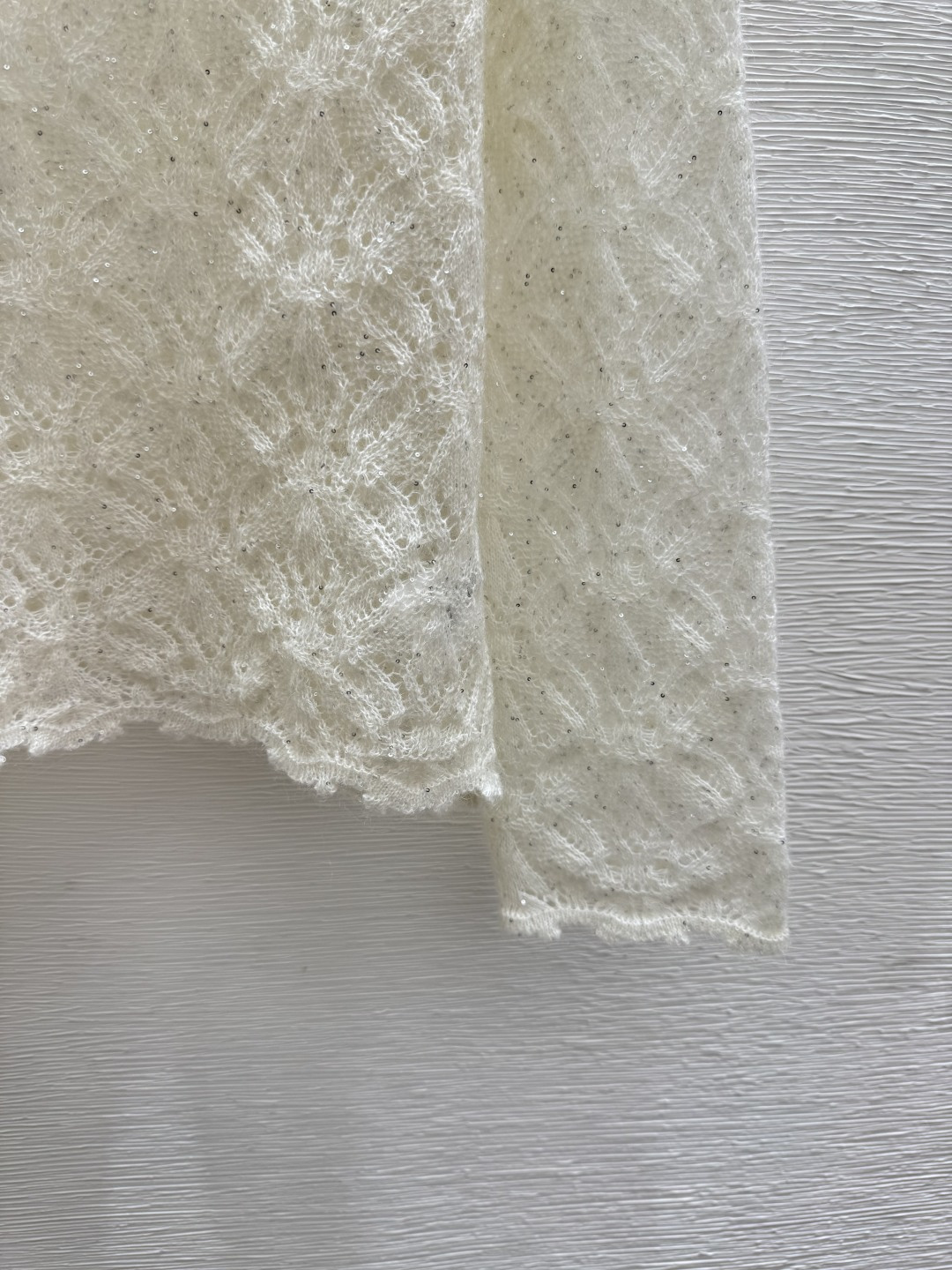 🆕ER家🆕 春夏新款 纯色简约镂空珠片圆领针织长袖颜色：白色尺码：36.38.40