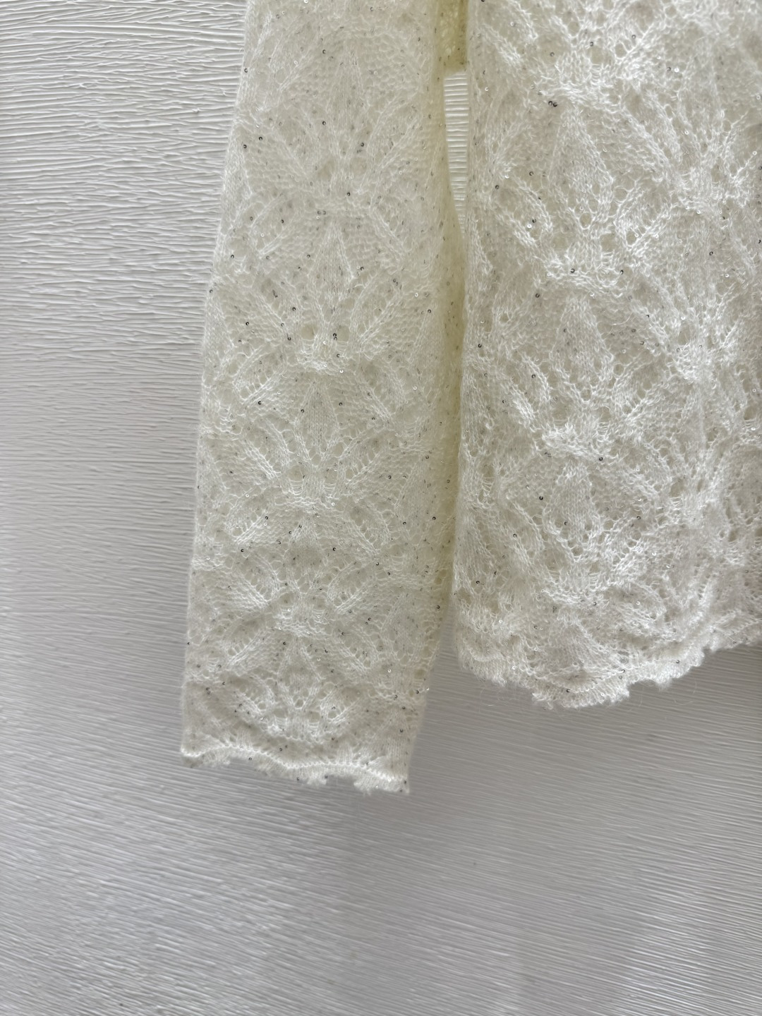 🆕ER家🆕 春夏新款 纯色简约镂空珠片圆领针织长袖颜色：白色尺码：36.38.40