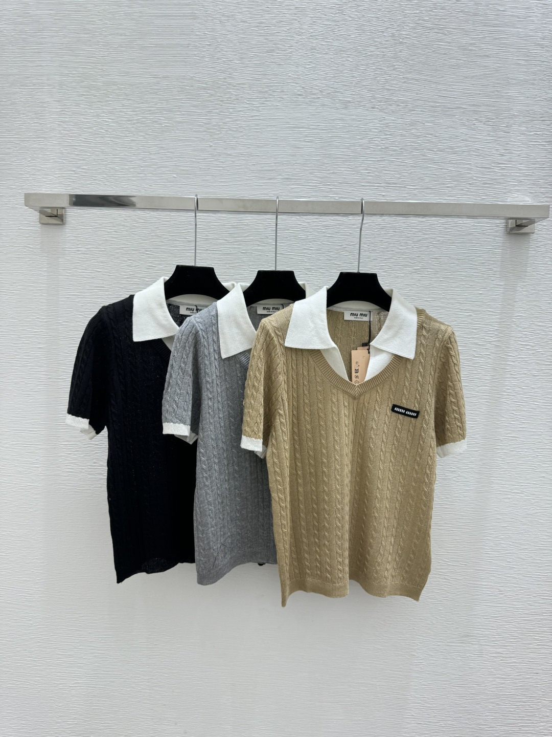 🆕M家🆕 春夏新款 撞色翻领简约针织短袖颜色：卡其 灰色 黑色尺码：36.38.40