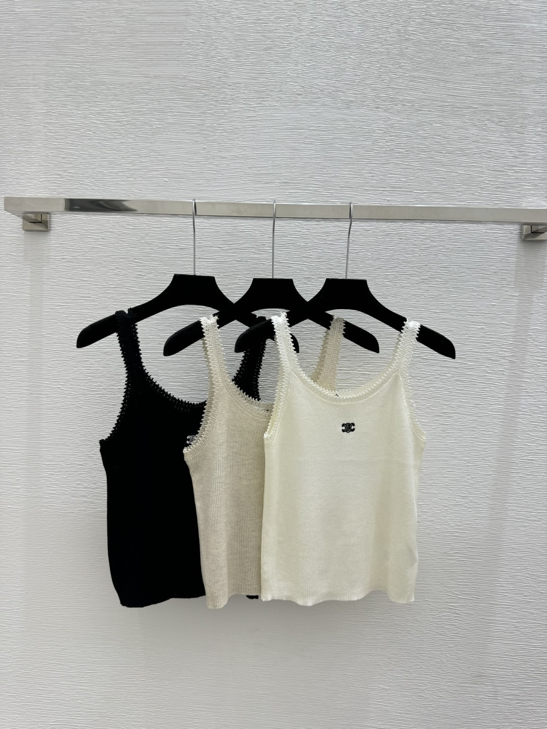 🆕CH家🆕 春夏新款 纯色简约圆领针织背心颜色：杏尺码：36.38.40