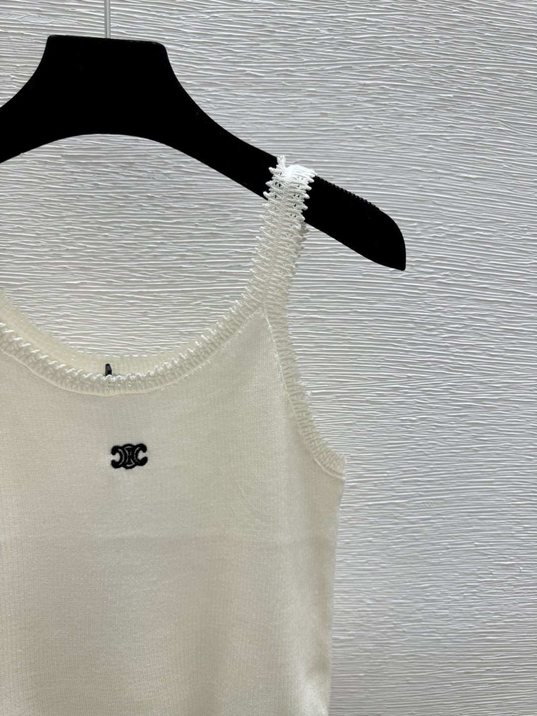 🆕CH家🆕 春夏新款 纯色简约圆领针织背心颜色：杏尺码：36.38.40