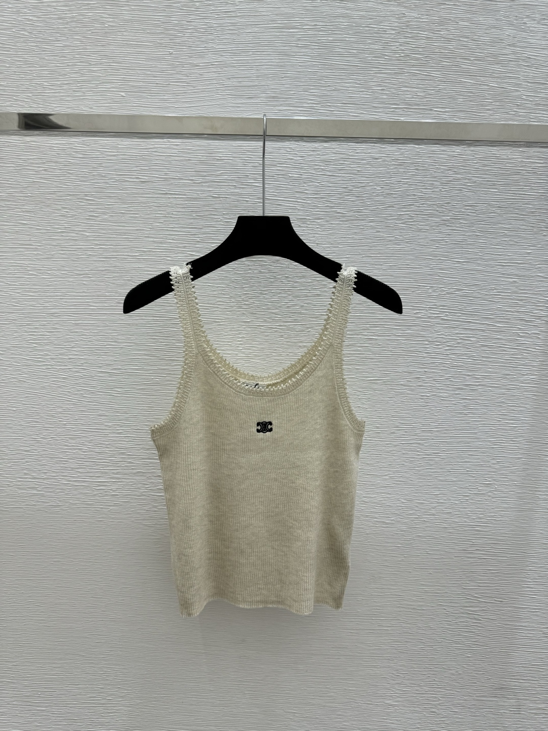 🆕CH家🆕 春夏新款 纯色简约圆领针织背心颜色：杏尺码：36.38.40