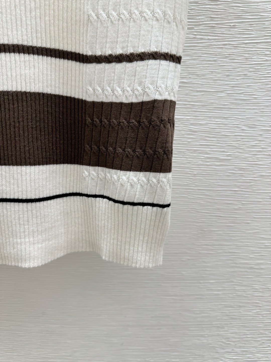 🆕P家🆕 春夏新款 撞色条纹翻领针织短袖颜色：白色 卡其 黑色尺码：36.38.40