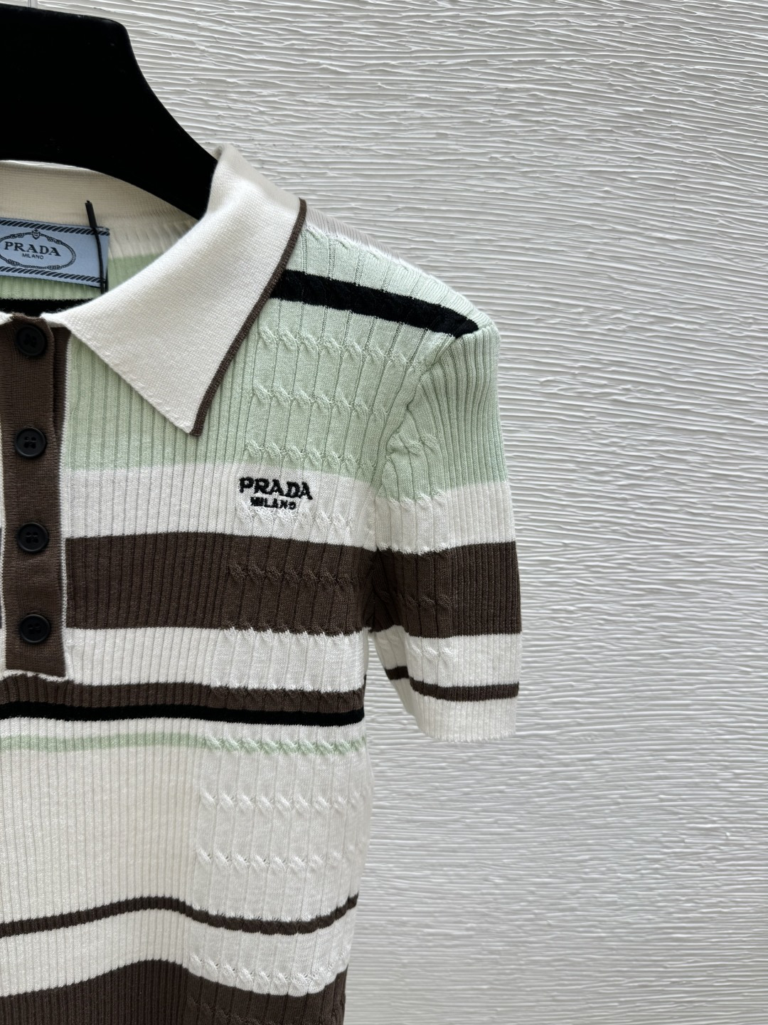 🆕P家🆕 春夏新款 撞色条纹翻领针织短袖颜色：白色 卡其 黑色尺码：36.38.40