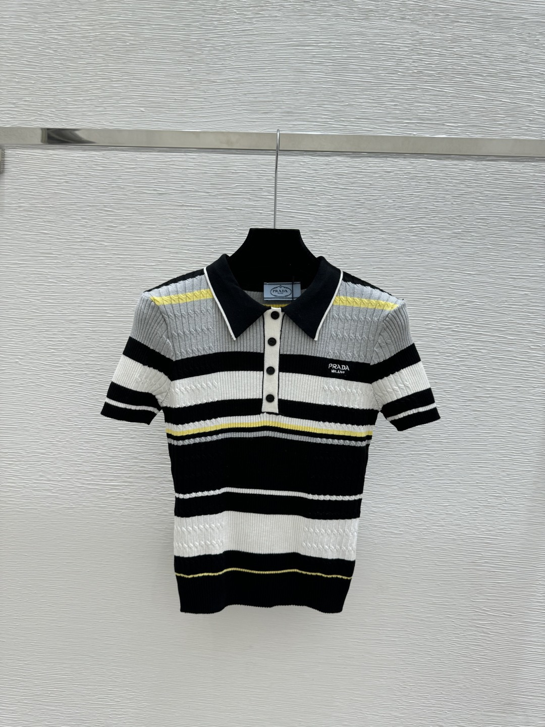 🆕P家🆕 春夏新款 撞色条纹翻领针织短袖颜色：白色 卡其 黑色尺码：36.38.40