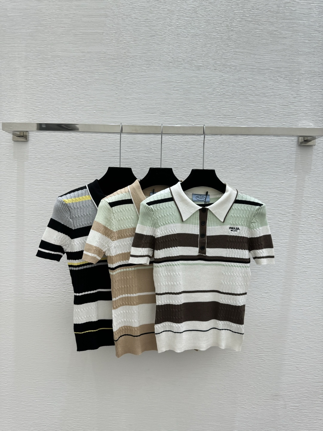 🆕P家🆕 春夏新款 撞色条纹翻领针织短袖颜色：白色 卡其 黑色尺码：36.38.40