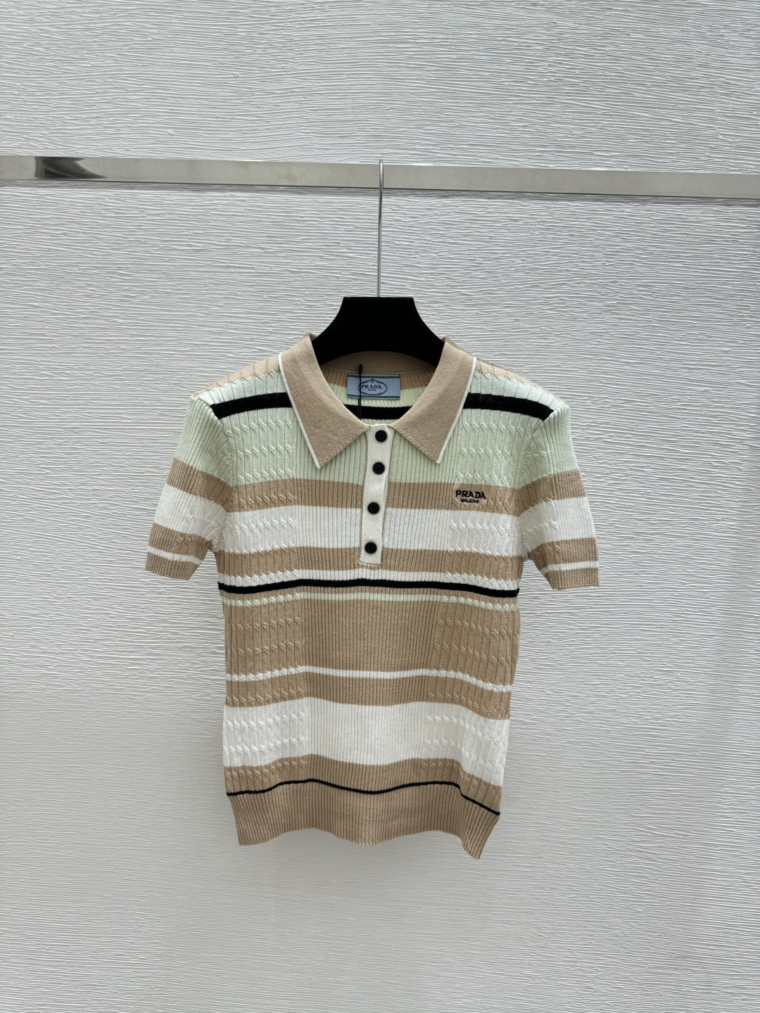 🆕P家🆕 春夏新款 撞色条纹翻领针织短袖颜色：白色 卡其 黑色尺码：36.38.40