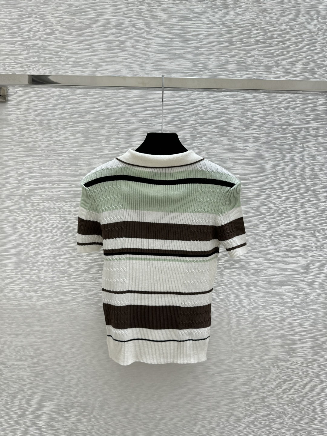 🆕P家🆕 春夏新款 撞色条纹翻领针织短袖颜色：白色 卡其 黑色尺码：36.38.40