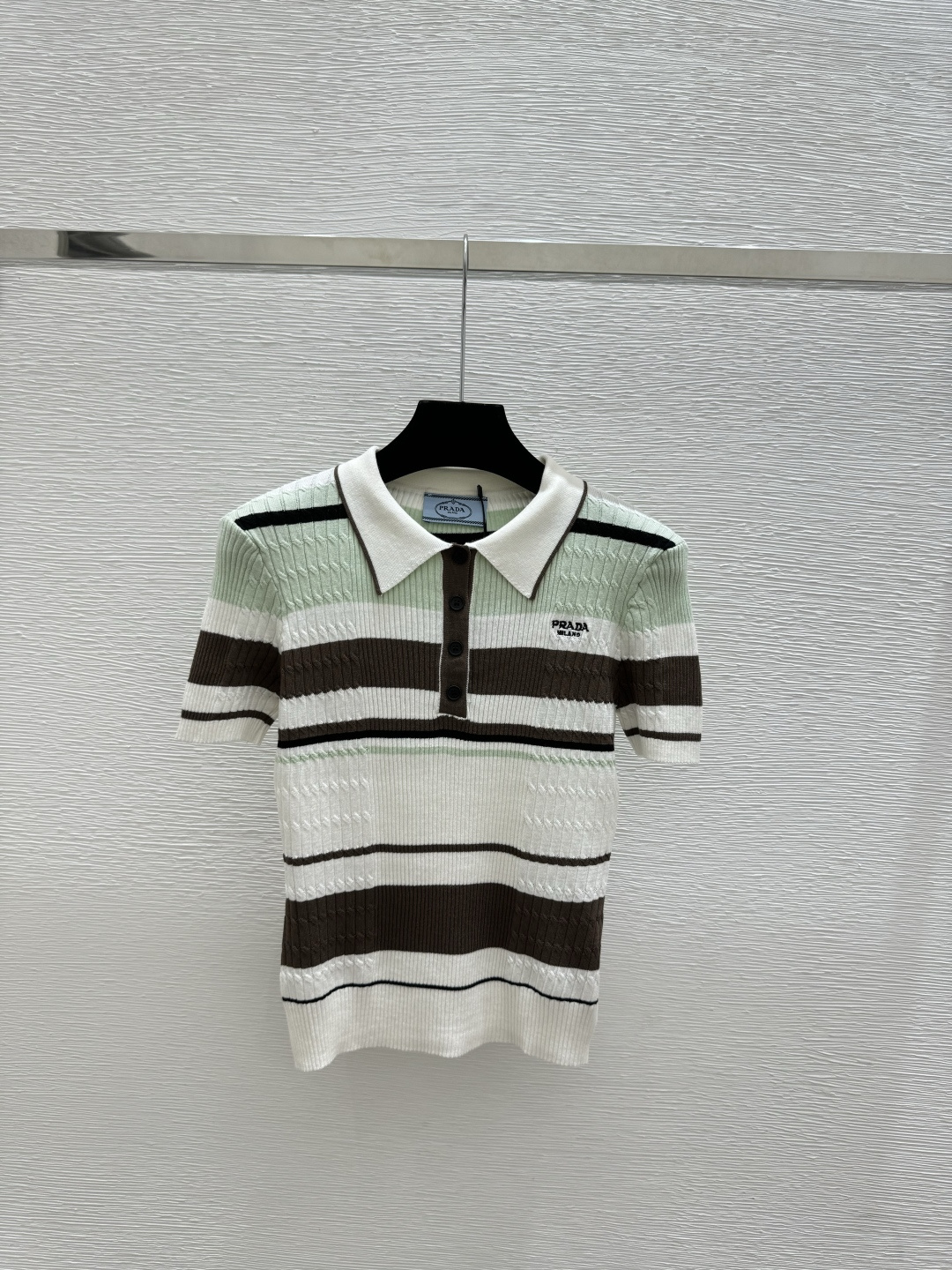 🆕P家🆕 春夏新款 撞色条纹翻领针织短袖颜色：白色 卡其 黑色尺码：36.38.40