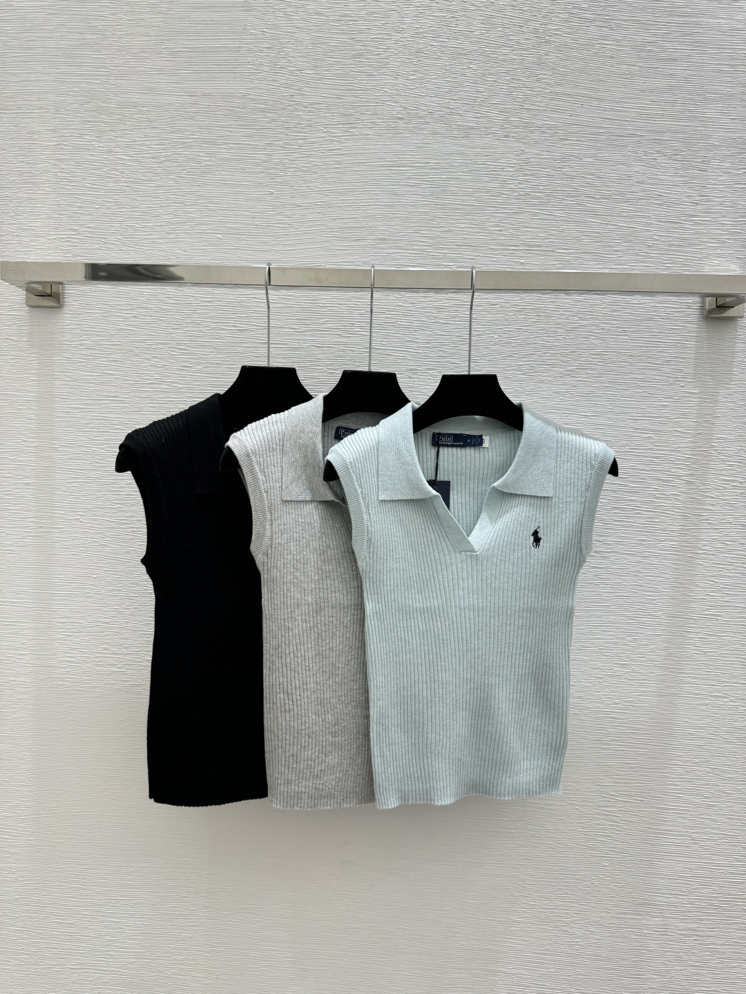 🆕PO家🆕 春夏新款 纯色翻领针织背心颜色：绿色 灰色 黑色尺码：36.38.40