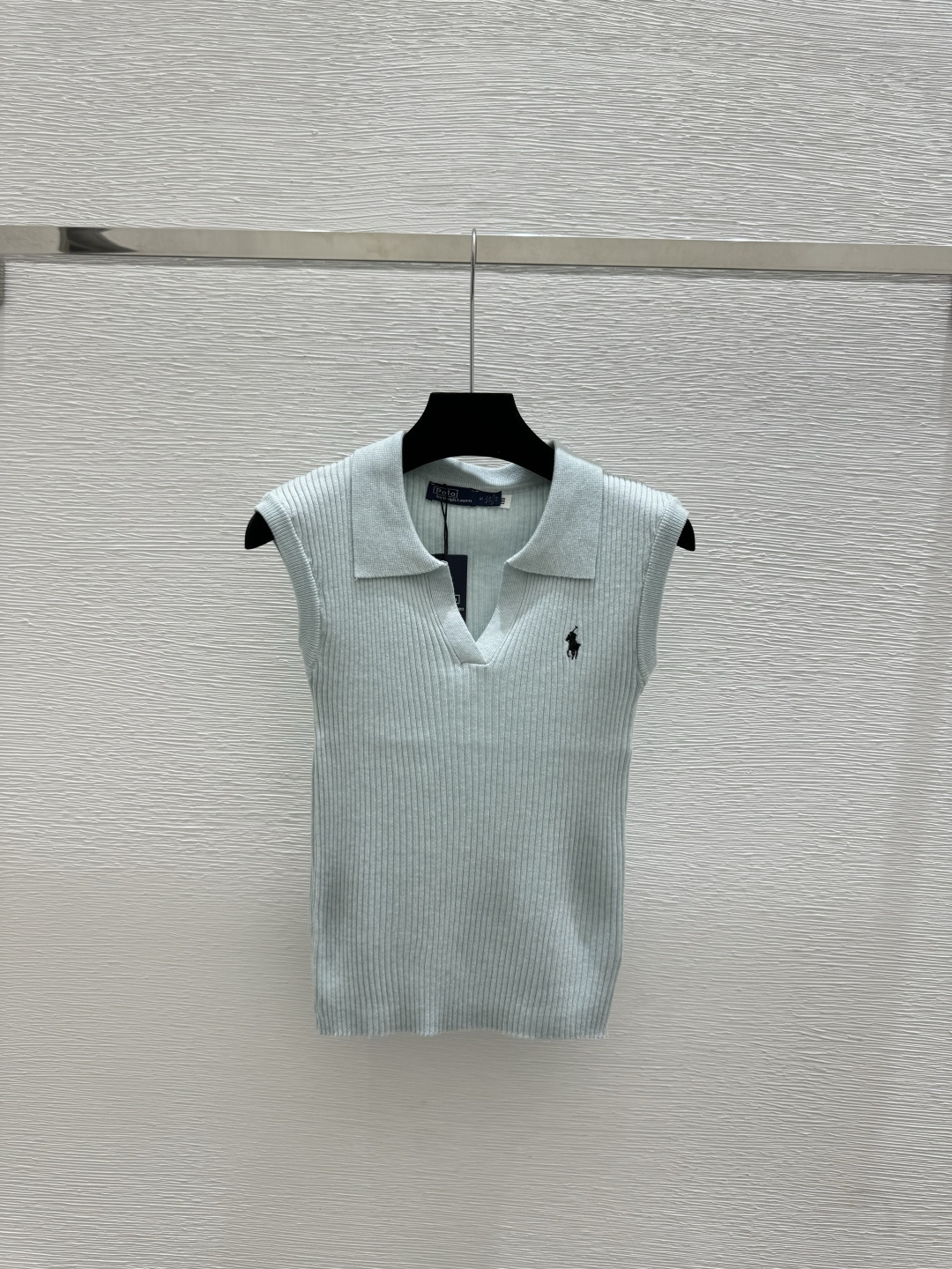 🆕PO家🆕 春夏新款 纯色翻领针织背心颜色：绿色 灰色 黑色尺码：36.38.40