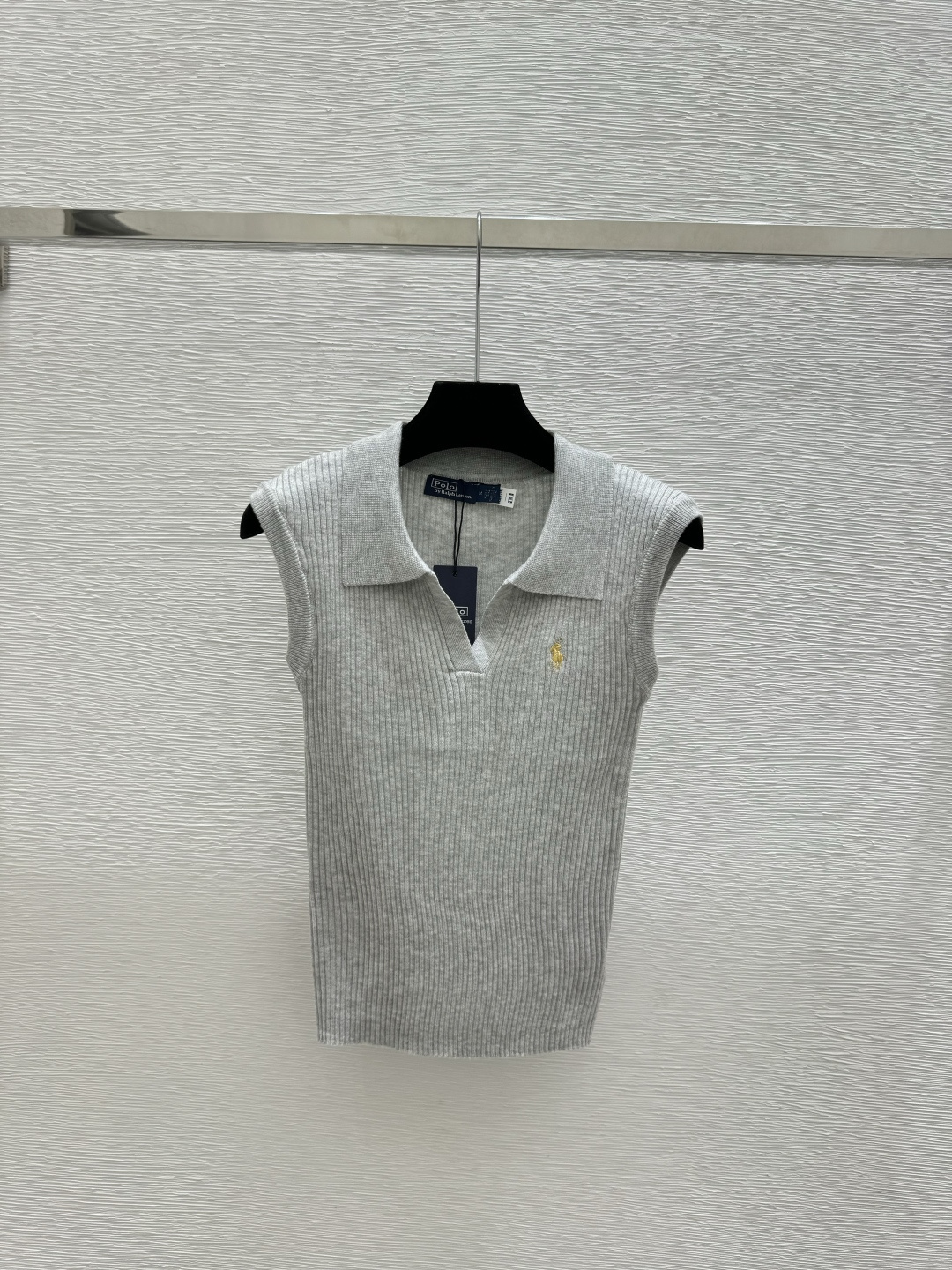 🆕PO家🆕 春夏新款 纯色翻领针织背心颜色：绿色 灰色 黑色尺码：36.38.40