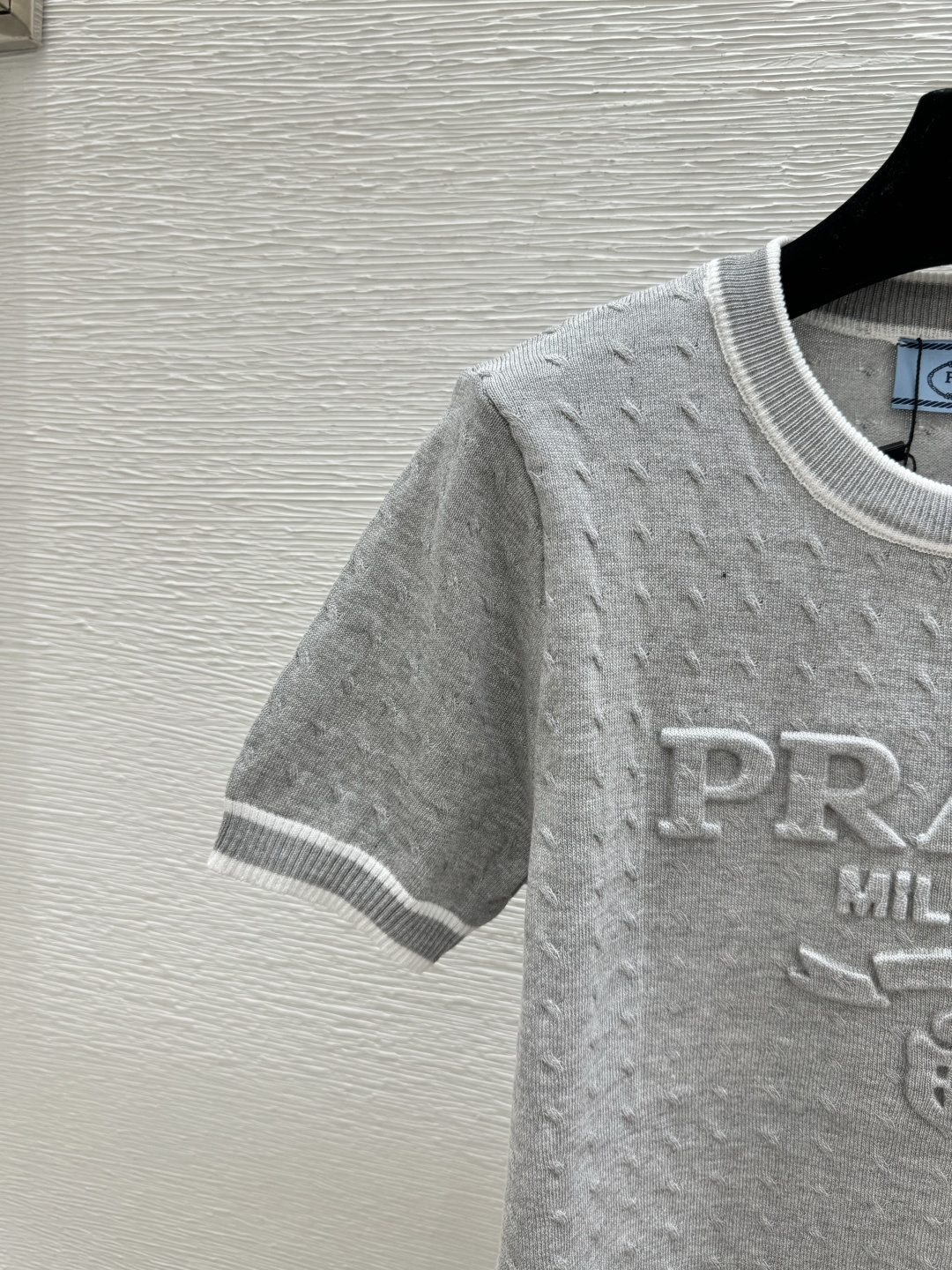 @🆕P家🆕 春夏新款 纯色字母提花圆领针织短袖颜色：灰色尺码：36.38.40