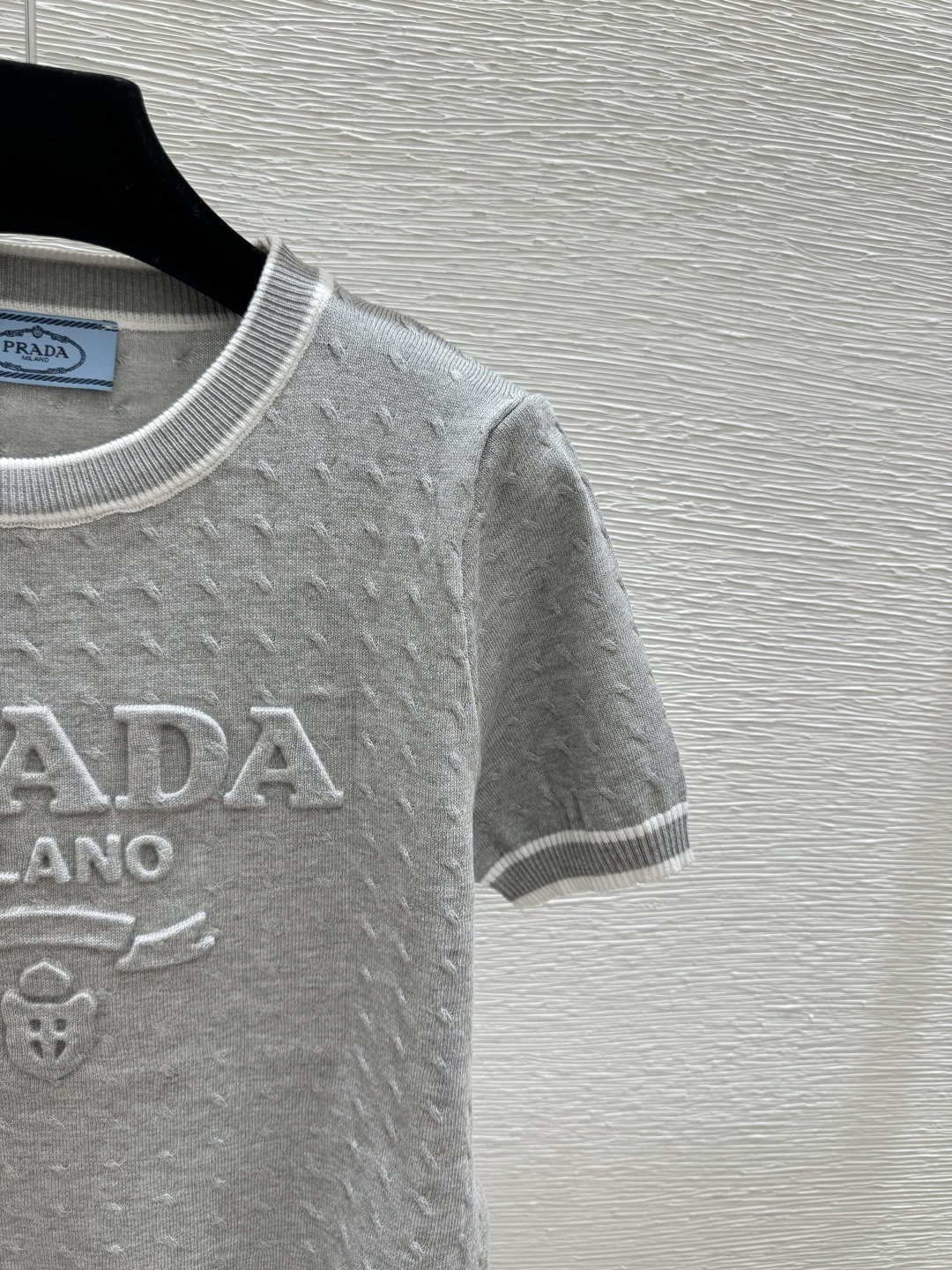 @🆕P家🆕 春夏新款 纯色字母提花圆领针织短袖颜色：灰色尺码：36.38.40