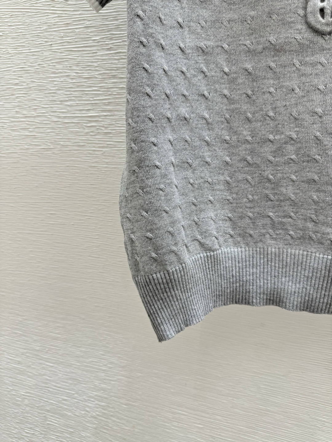 @🆕P家🆕 春夏新款 纯色字母提花圆领针织短袖颜色：灰色尺码：36.38.40