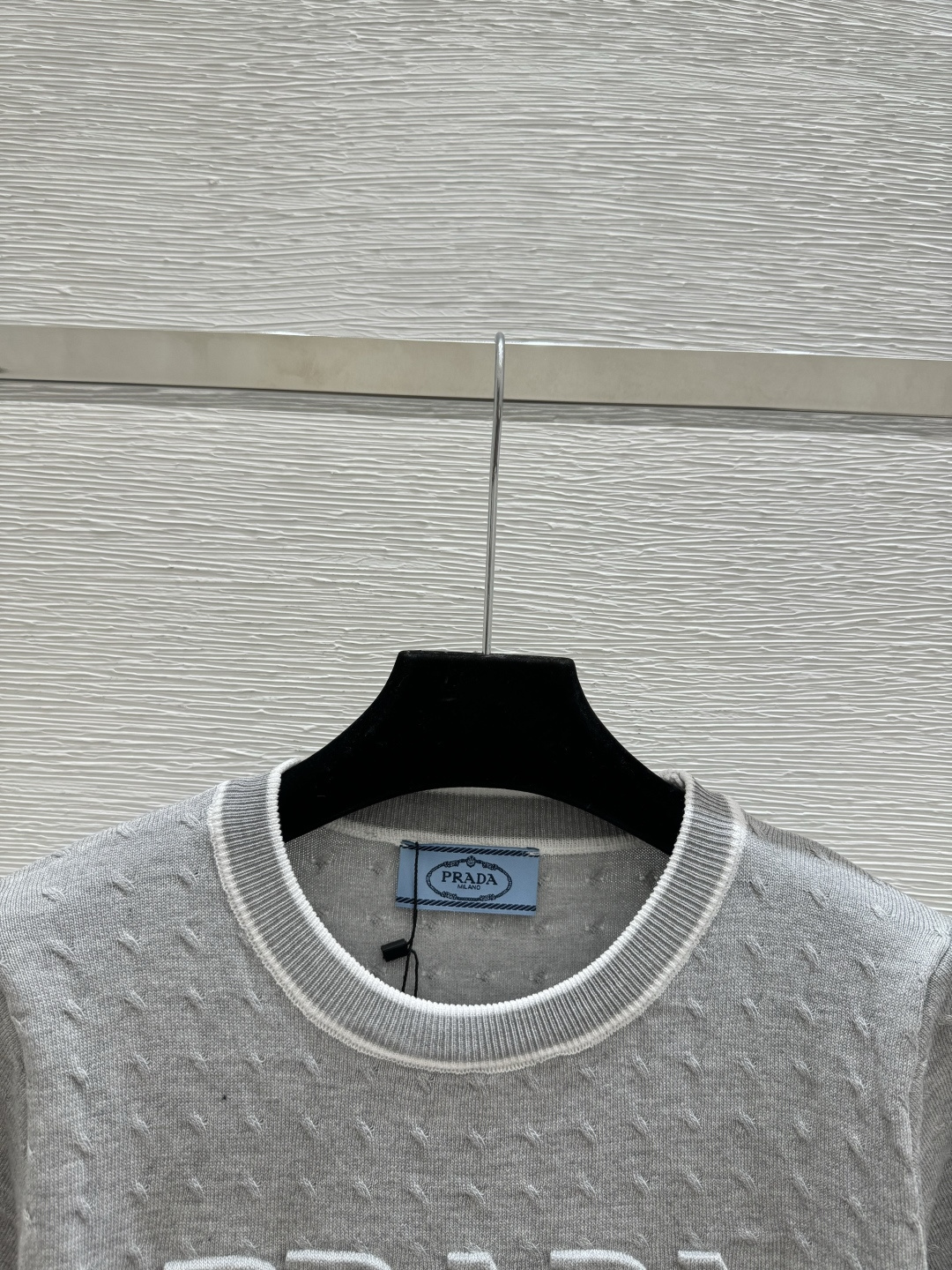 @🆕P家🆕 春夏新款 纯色字母提花圆领针织短袖颜色：灰色尺码：36.38.40