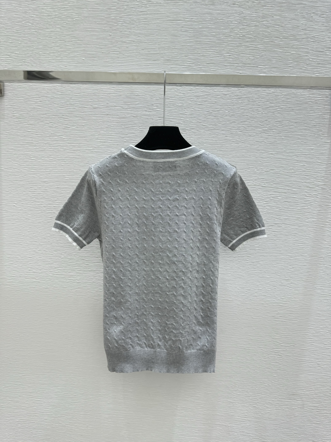 @🆕P家🆕 春夏新款 纯色字母提花圆领针织短袖颜色：灰色尺码：36.38.40