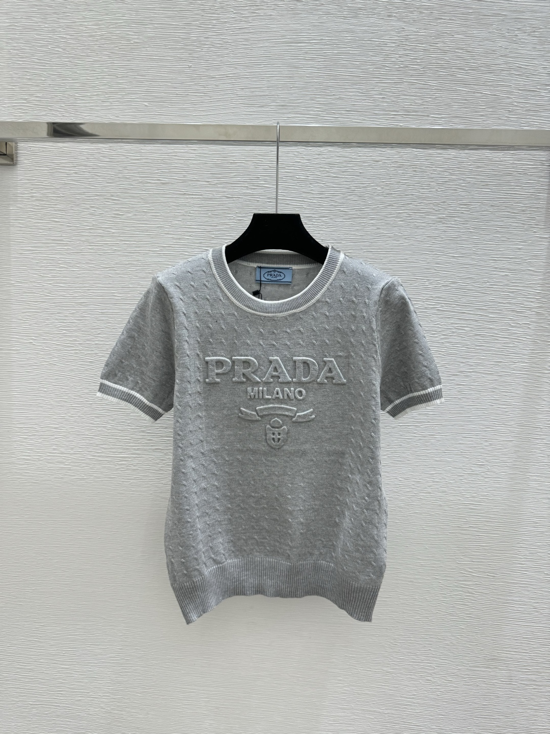 @🆕P家🆕 春夏新款 纯色字母提花圆领针织短袖颜色：灰色尺码：36.38.40