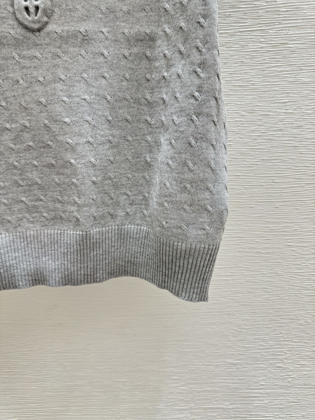 @🆕P家🆕 春夏新款 纯色字母提花圆领针织短袖颜色：灰色尺码：36.38.40
