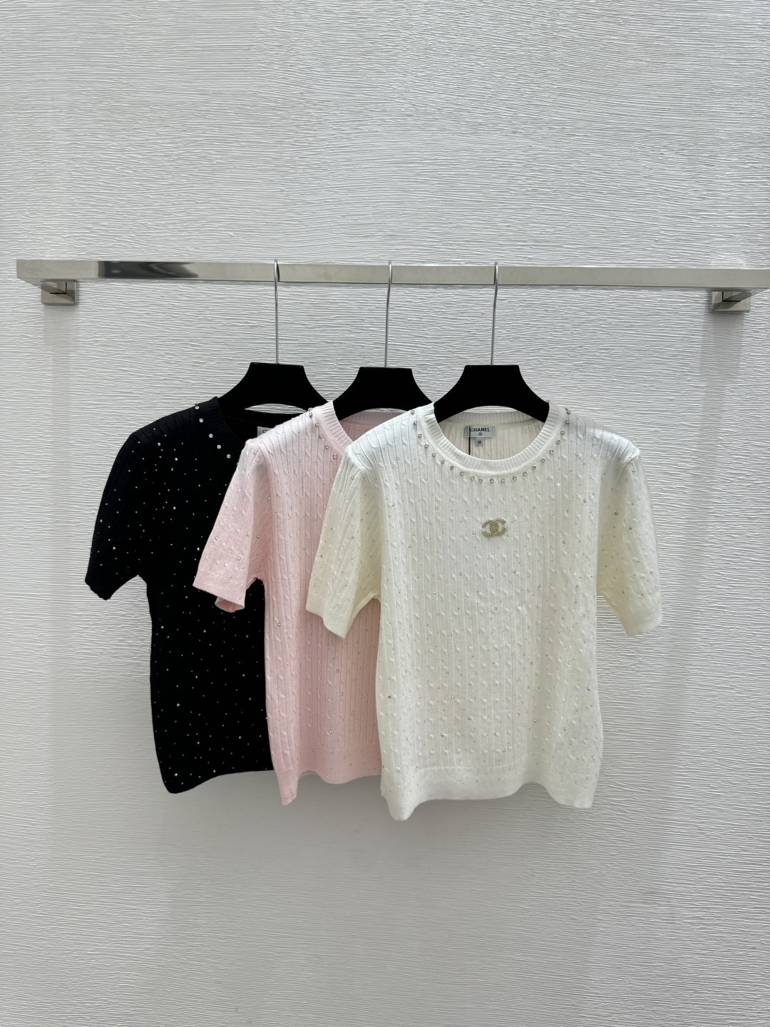 🆕CH家🆕 春夏新款 纯色烫钻重工钉珠圆领针织短袖颜色：白色 粉色 黑色尺码：36.38.40