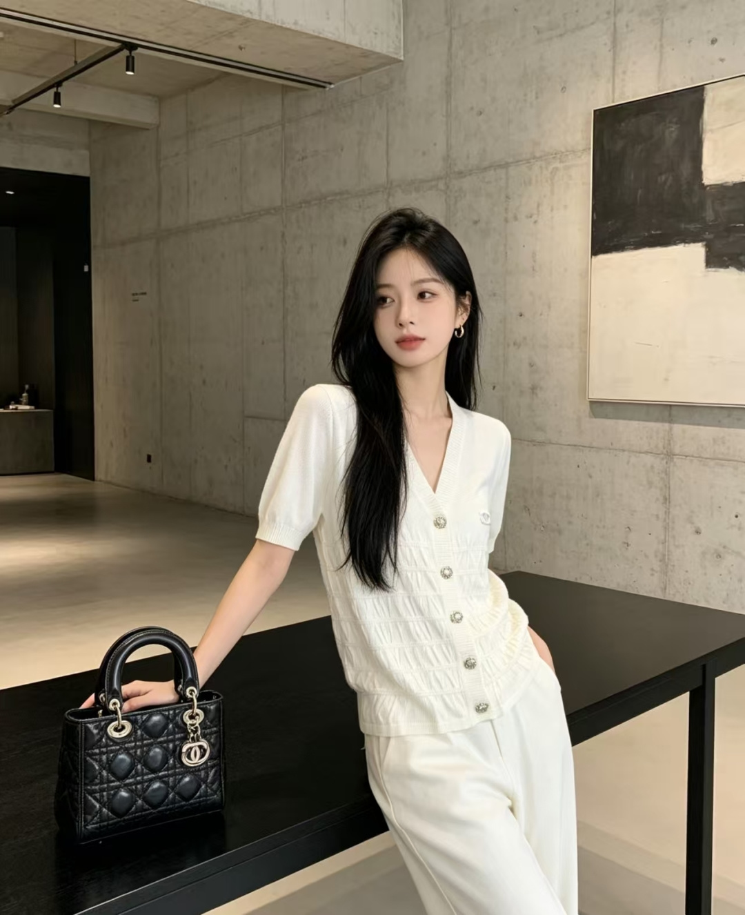 🆕CH家🆕 春夏新款 纯色简约V领针织短袖开衫颜色：白色 黑色尺码：36.38.40