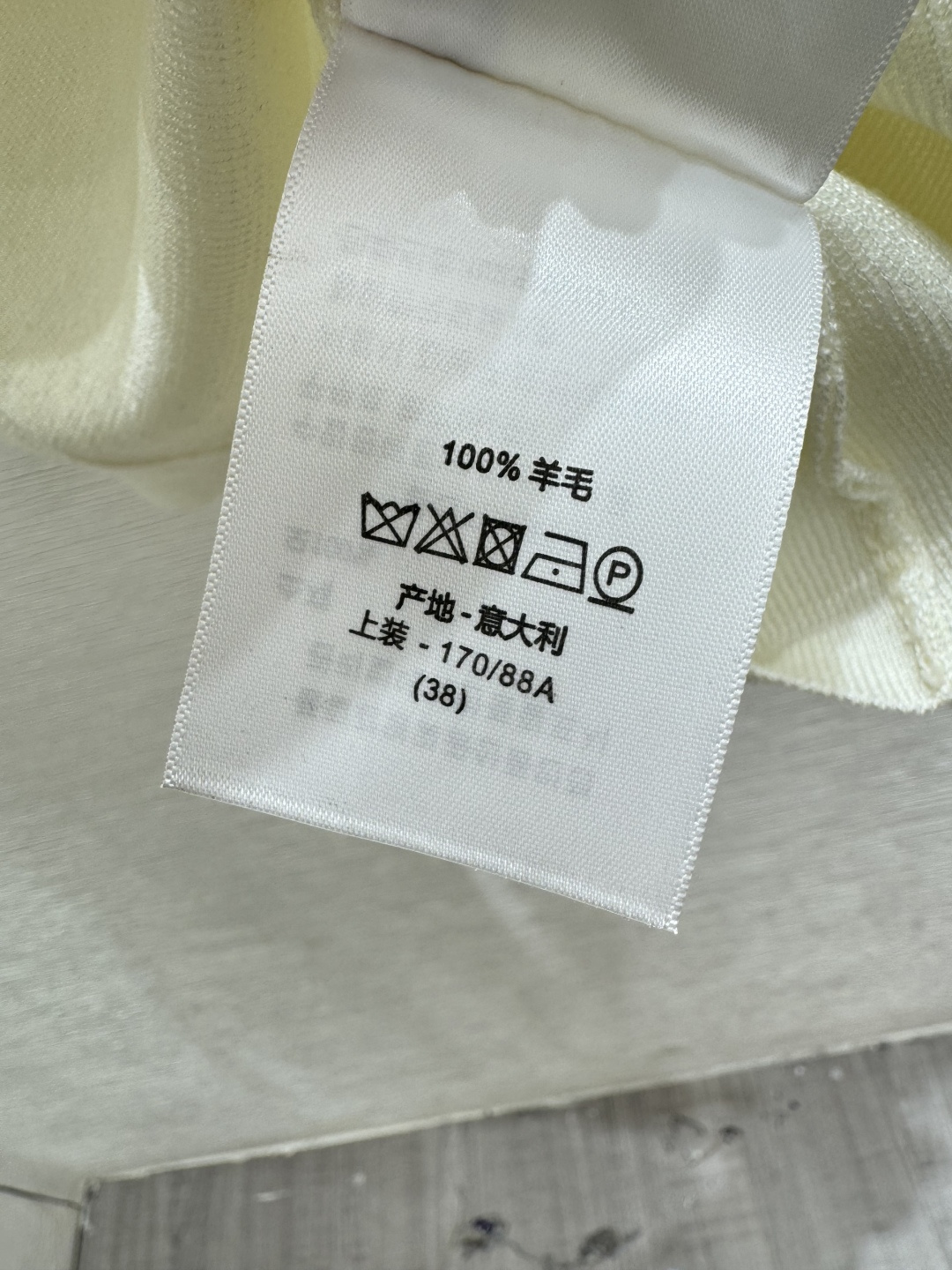 🆕D家🆕 春夏新款 纯色V领针织短袖颜色：白色 黄色 蓝色尺码：36.38.40