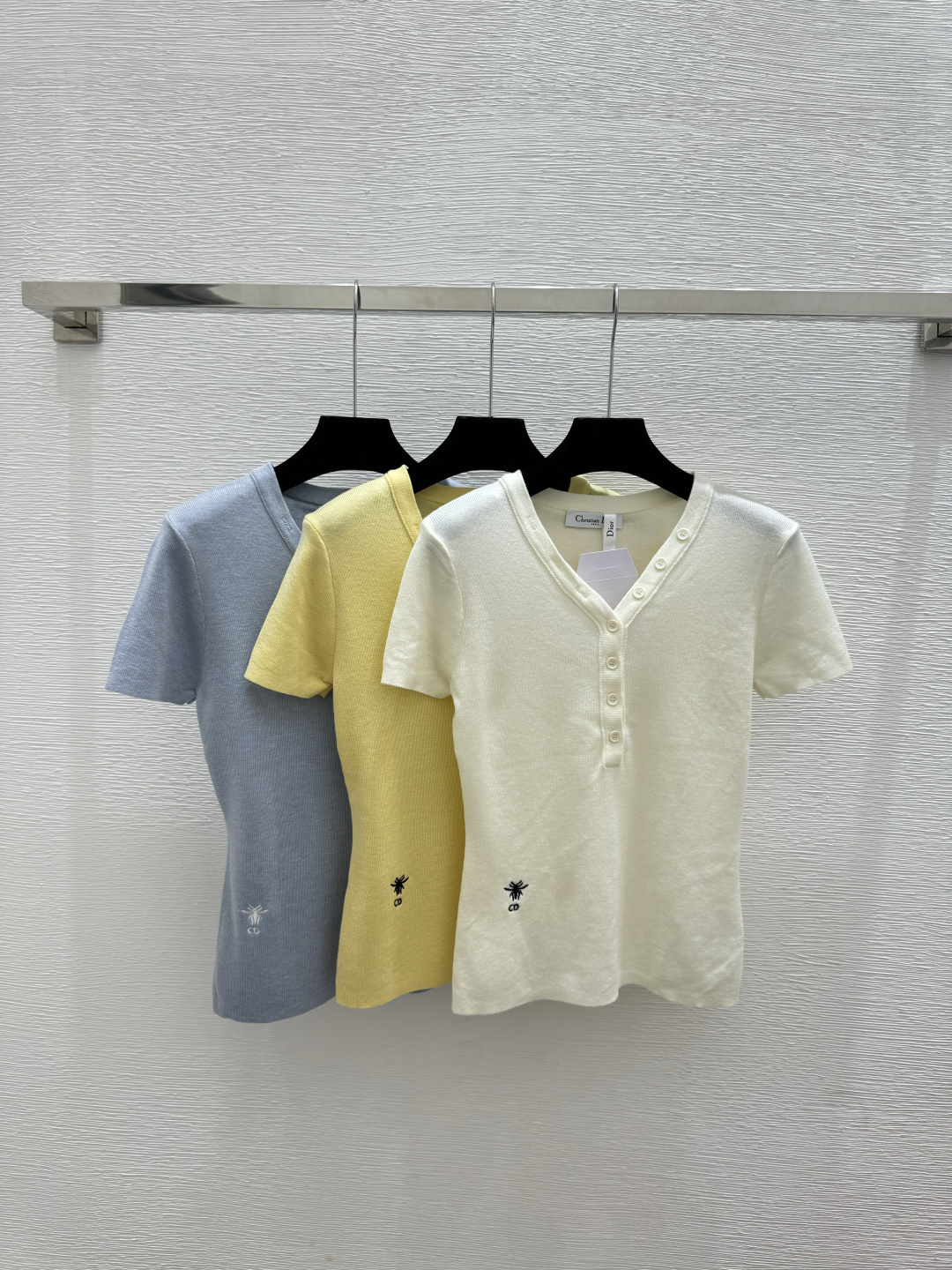 🆕D家🆕 春夏新款 纯色V领针织短袖颜色：白色 黄色 蓝色尺码：36.38.40