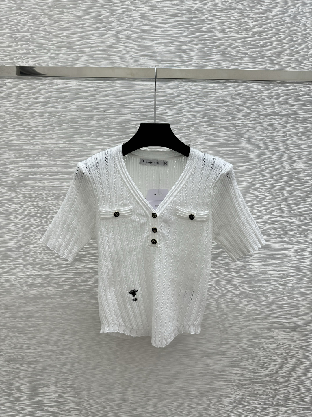 🆕D家🆕 春夏新款 纯色简约V领针织短袖开衫颜色：白色 尺码：36.38.40