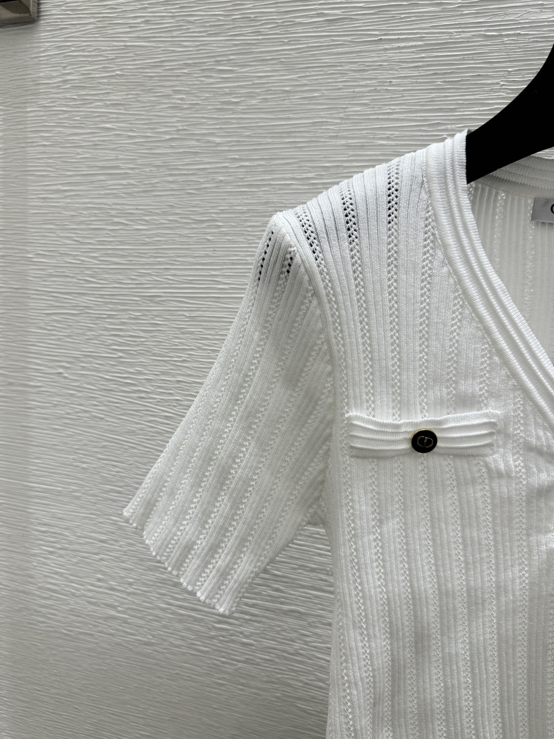 🆕D家🆕 春夏新款 纯色简约V领针织短袖开衫颜色：白色 尺码：36.38.40